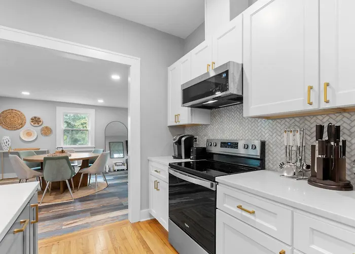 Luxury For Entertaining In Midtown Manor Ferienhaus