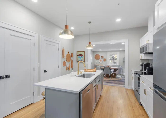 Luxury For Entertaining In Midtown Manor