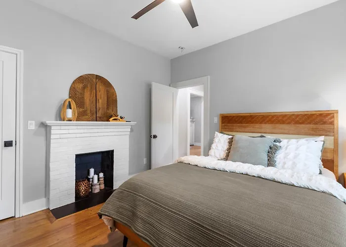 Luxury For Entertaining In Midtown Manor *