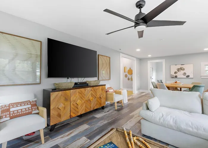 Ferienhaus Luxury For Entertaining In Midtown Manor