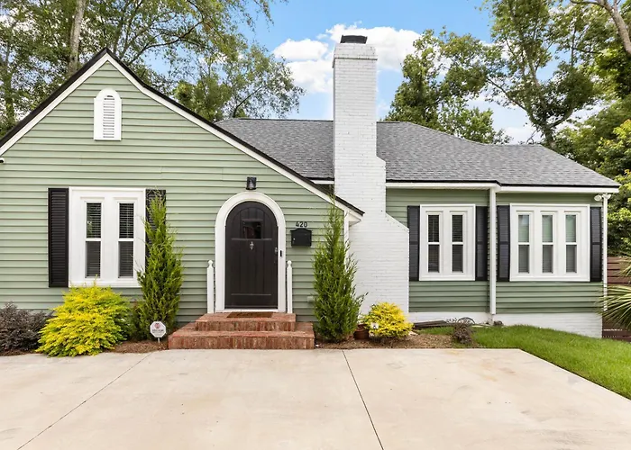 Luxury For Entertaining In Midtown Manor