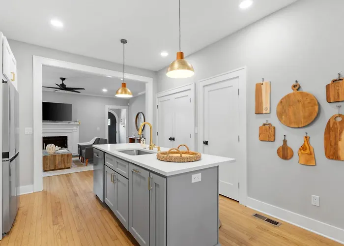 Luxury For Entertaining In Midtown Manor Ferienhaus